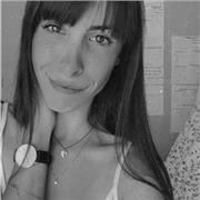 studentessa universitaria offre aiuto nello studio di diritto, storia, italiano e grammatica